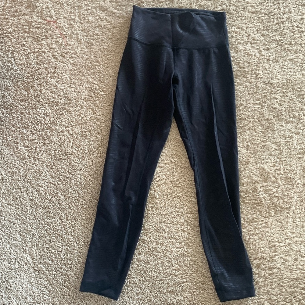 Lululemon aligns size 6